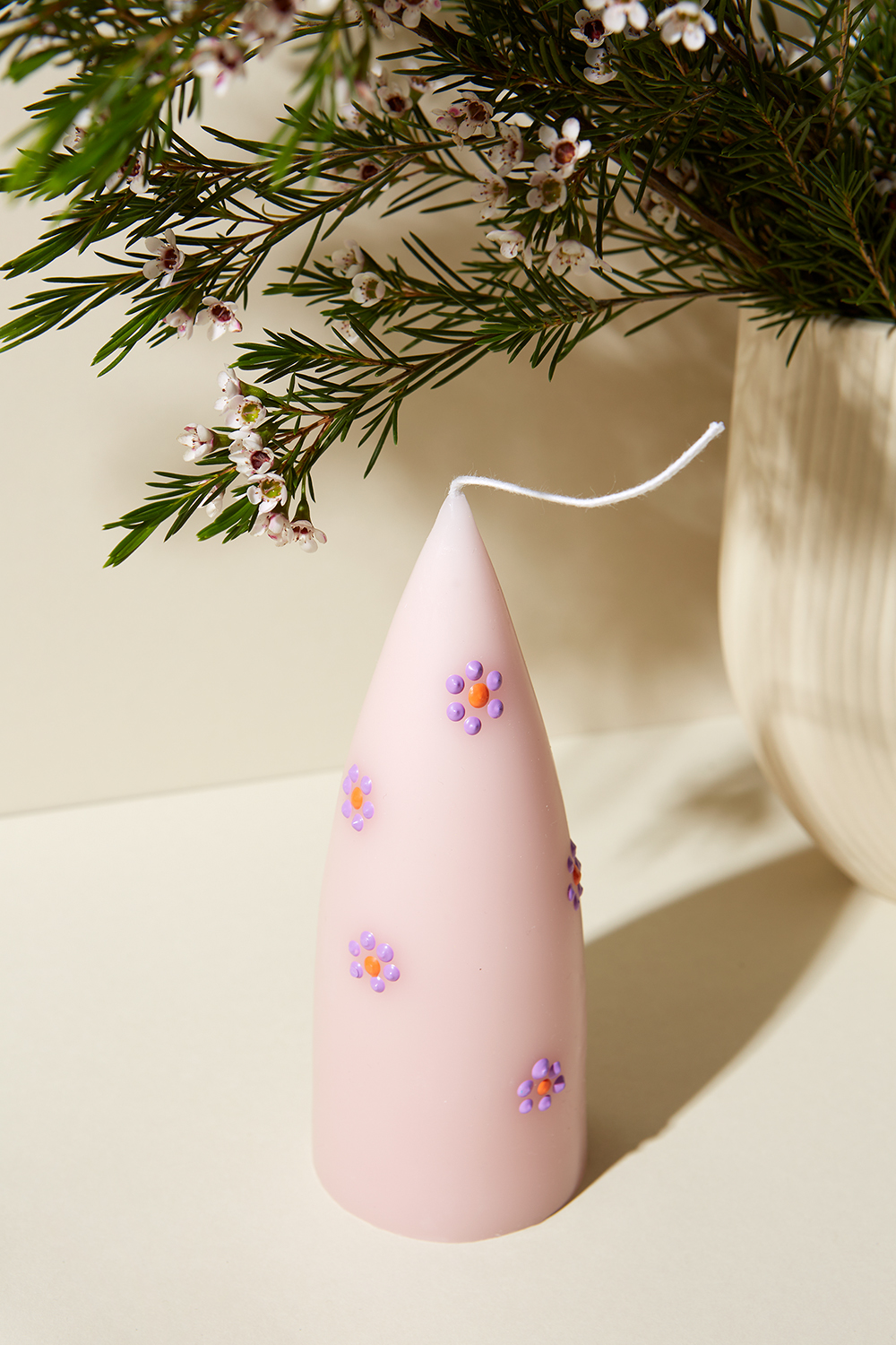 Consejo de regalo súper rápido: decora velas con dulces diseños de margaritas Consejo de regalo súper rápido: decora velas con dulces diseños de margaritas