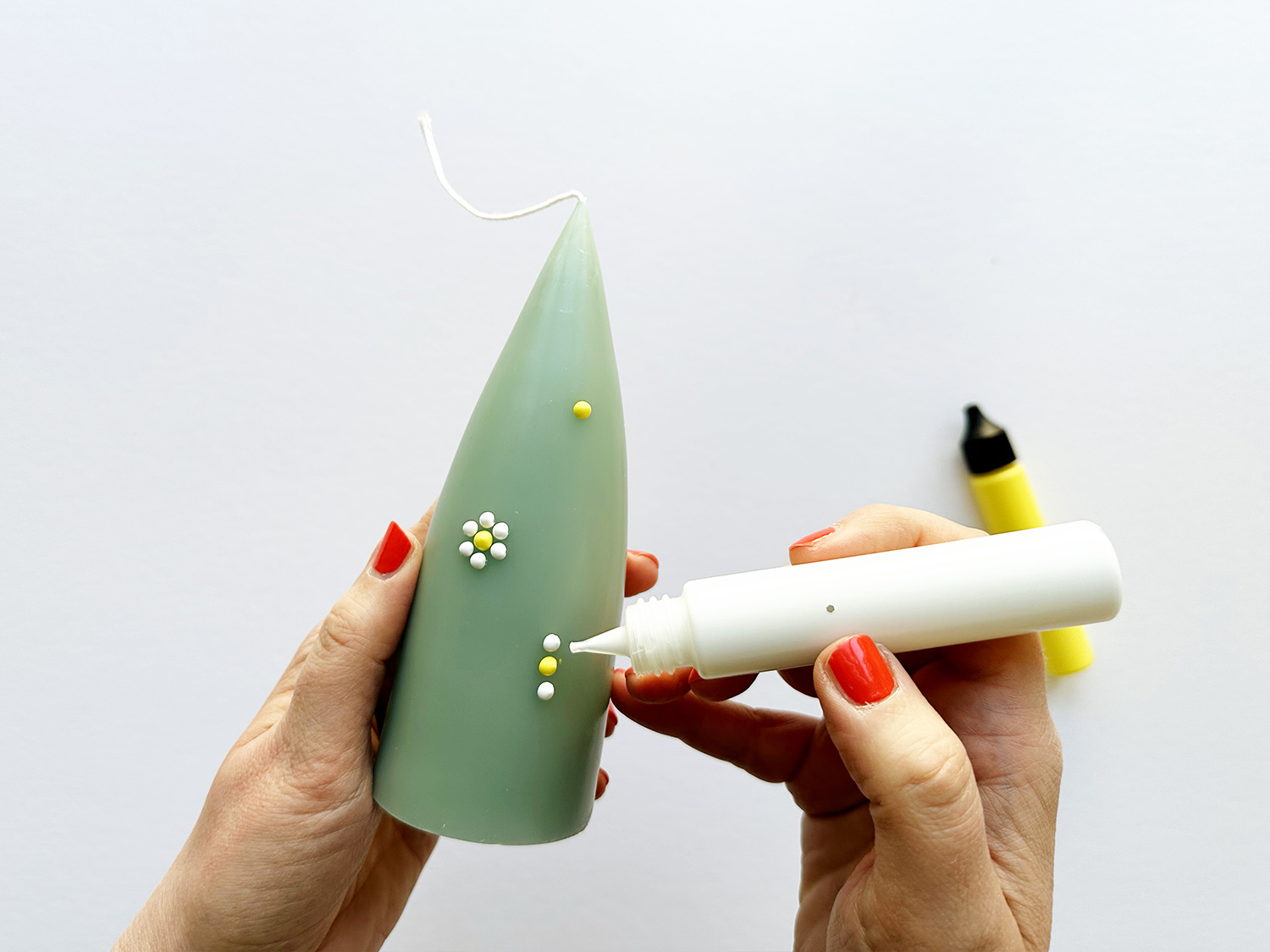 Consejo de regalo súper rápido: decora velas con dulces diseños de margaritas Consejo de regalo súper rápido: decora velas con dulces diseños de margaritas