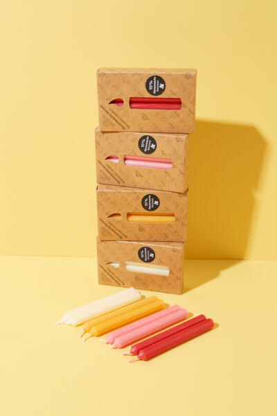 Consejo de regalo súper rápido: decora velas con dulces diseños de margaritas Consejo de regalo súper rápido: decora velas con dulces diseños de margaritas