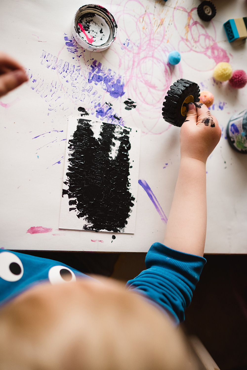 Party Monster: Crea invitaciones creativas con niños pequeños Party Monster: Crea invitaciones creativas con niños pequeños