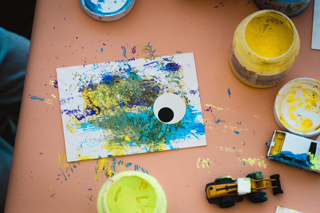 Party Monster: Crea invitaciones creativas con niños pequeños Party Monster: Crea invitaciones creativas con niños pequeños