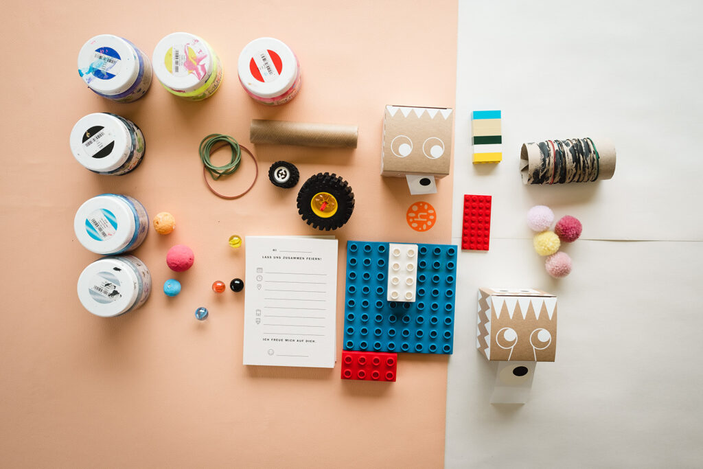 Party Monster: Crea invitaciones creativas con niños pequeños Party Monster: Crea invitaciones creativas con niños pequeños