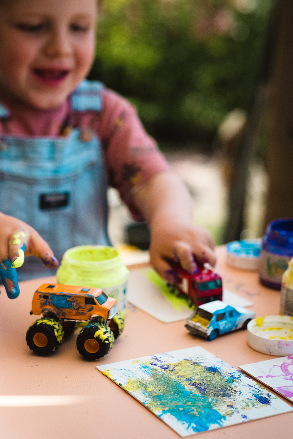 Party Monster: Crea invitaciones creativas con niños pequeños Party Monster: Crea invitaciones creativas con niños pequeños