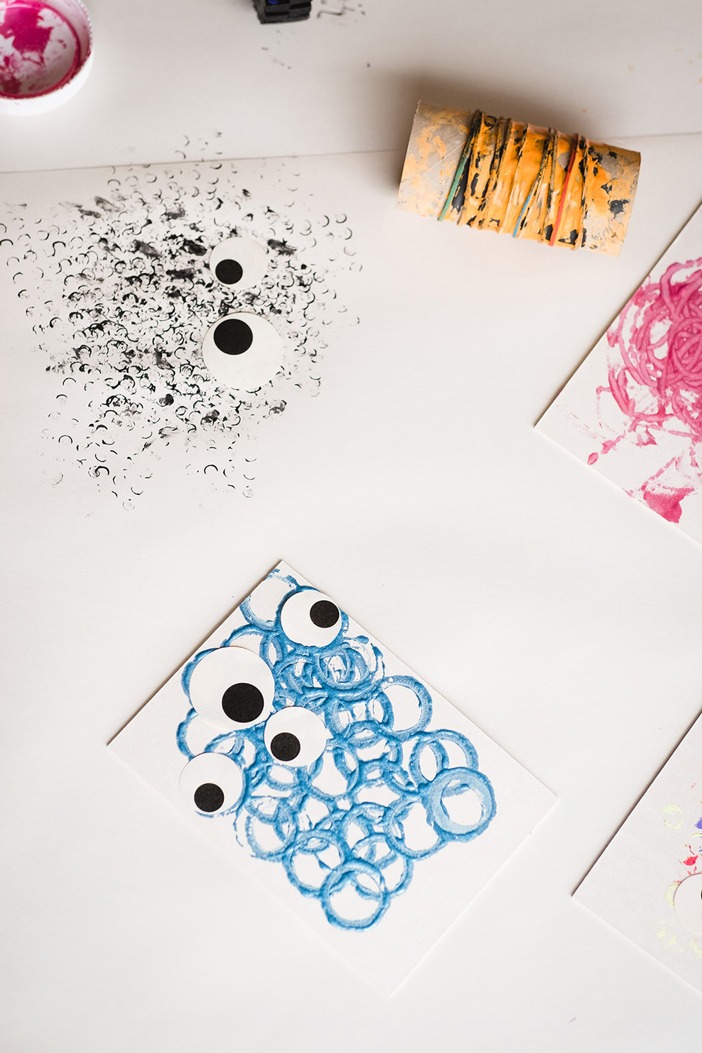 Party Monster: Crea invitaciones creativas con niños pequeños Party Monster: Crea invitaciones creativas con niños pequeños