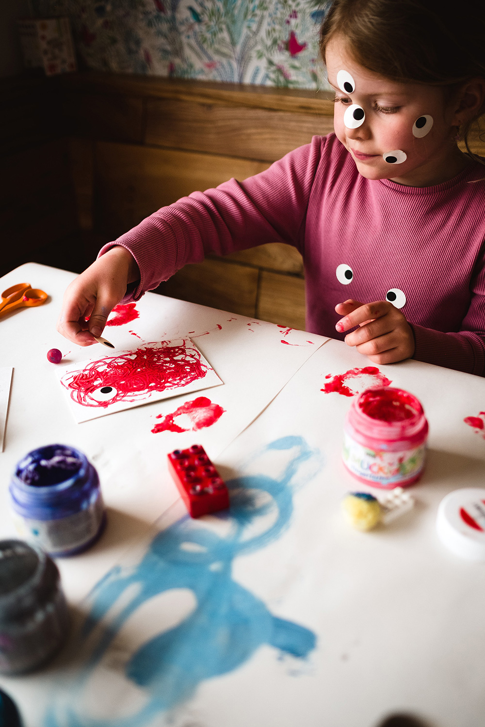 Party Monster: Crea invitaciones creativas con niños pequeños Party Monster: Crea invitaciones creativas con niños pequeños