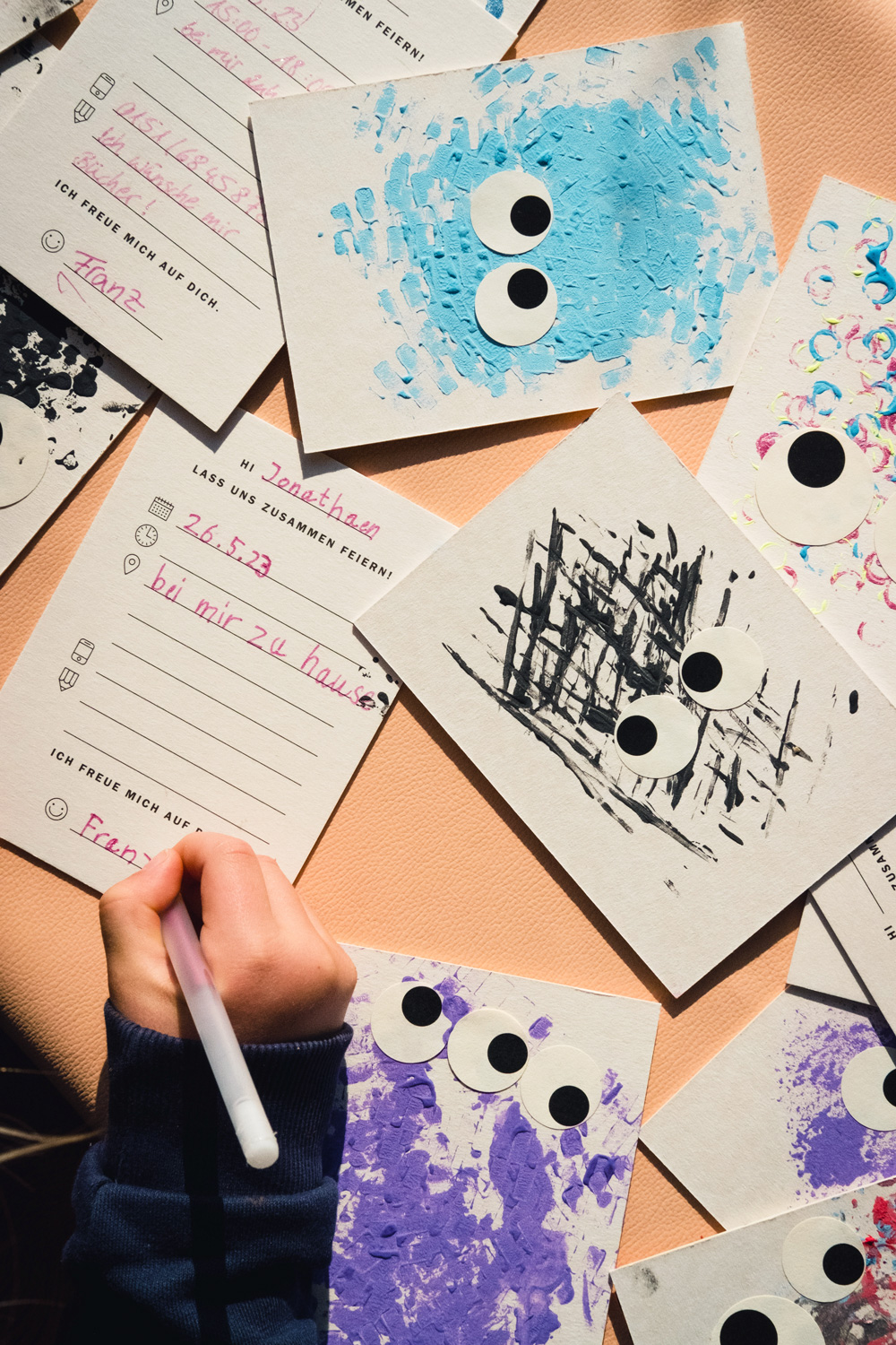 Party Monster: Crea invitaciones creativas con niños pequeños Party Monster: Crea invitaciones creativas con niños pequeños