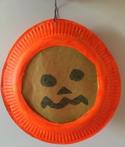 hacer una linterna con plato de papel