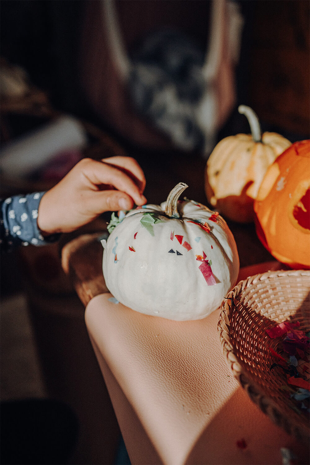 ¡Así de divertido es decorar calabazas de Halloween con los niños!