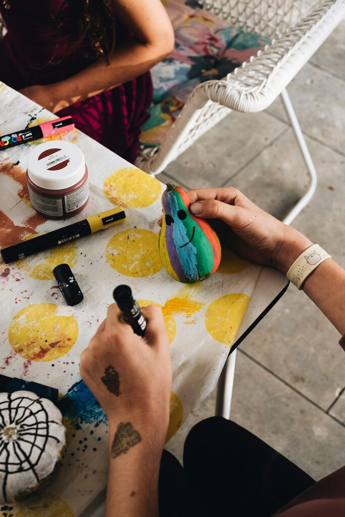 Pintar en lugar de tallar: ¡Hacer arte con calabazas!