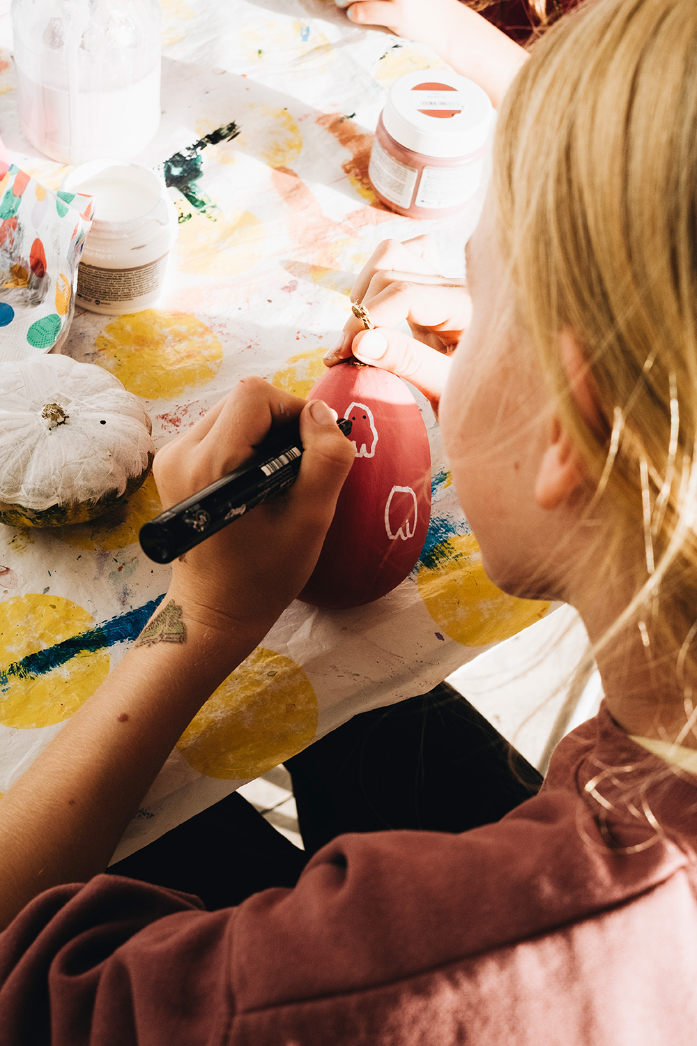 Pintar en lugar de tallar: ¡Hacer arte con calabazas!