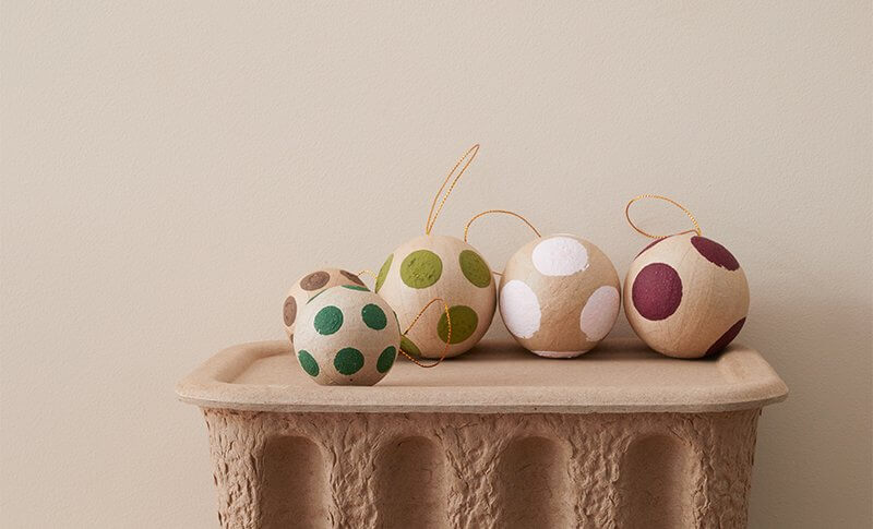 Haz bolas navideñas de lunares súper rápidas con los niños