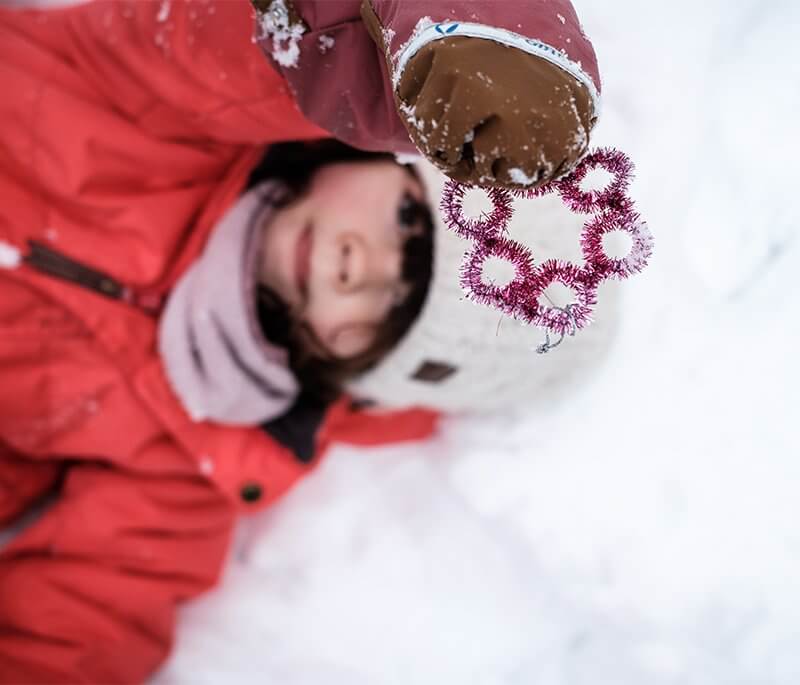 Todo de la mano de los niños: haz adornos sencillos para el árbol de exterior Todo de la mano de los niños: haz adornos sencillos para el árbol de exterior