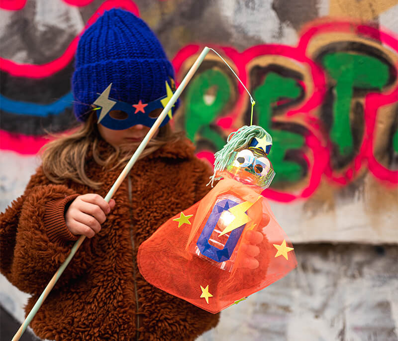 ¡GUAU, GUAU! Haz linternas de superhéroes brillantes