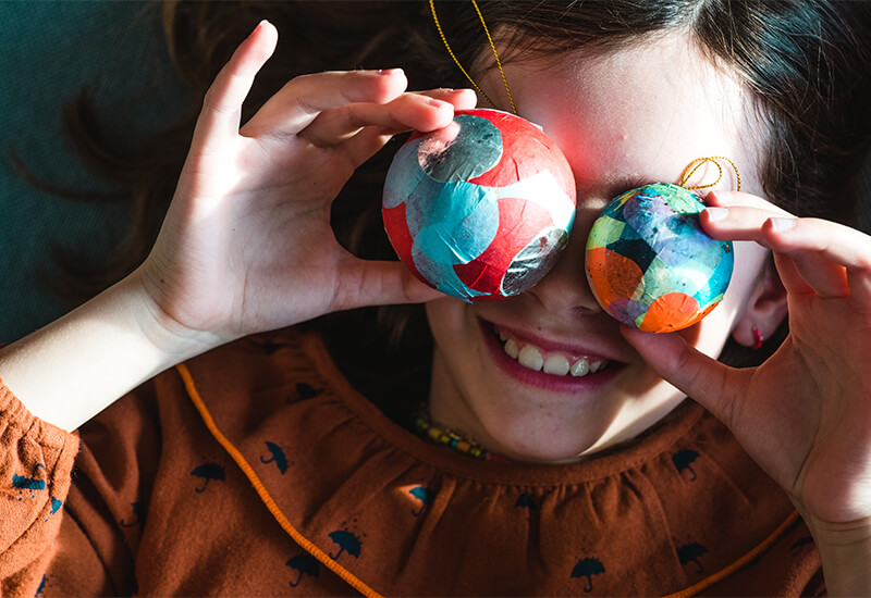 Fácil y colorido: decora bolas navideñas con papel de seda Fácil y colorido: decora bolas navideñas con papel de seda