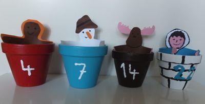 Calendario de Adviento hecho con vasijas de barro.