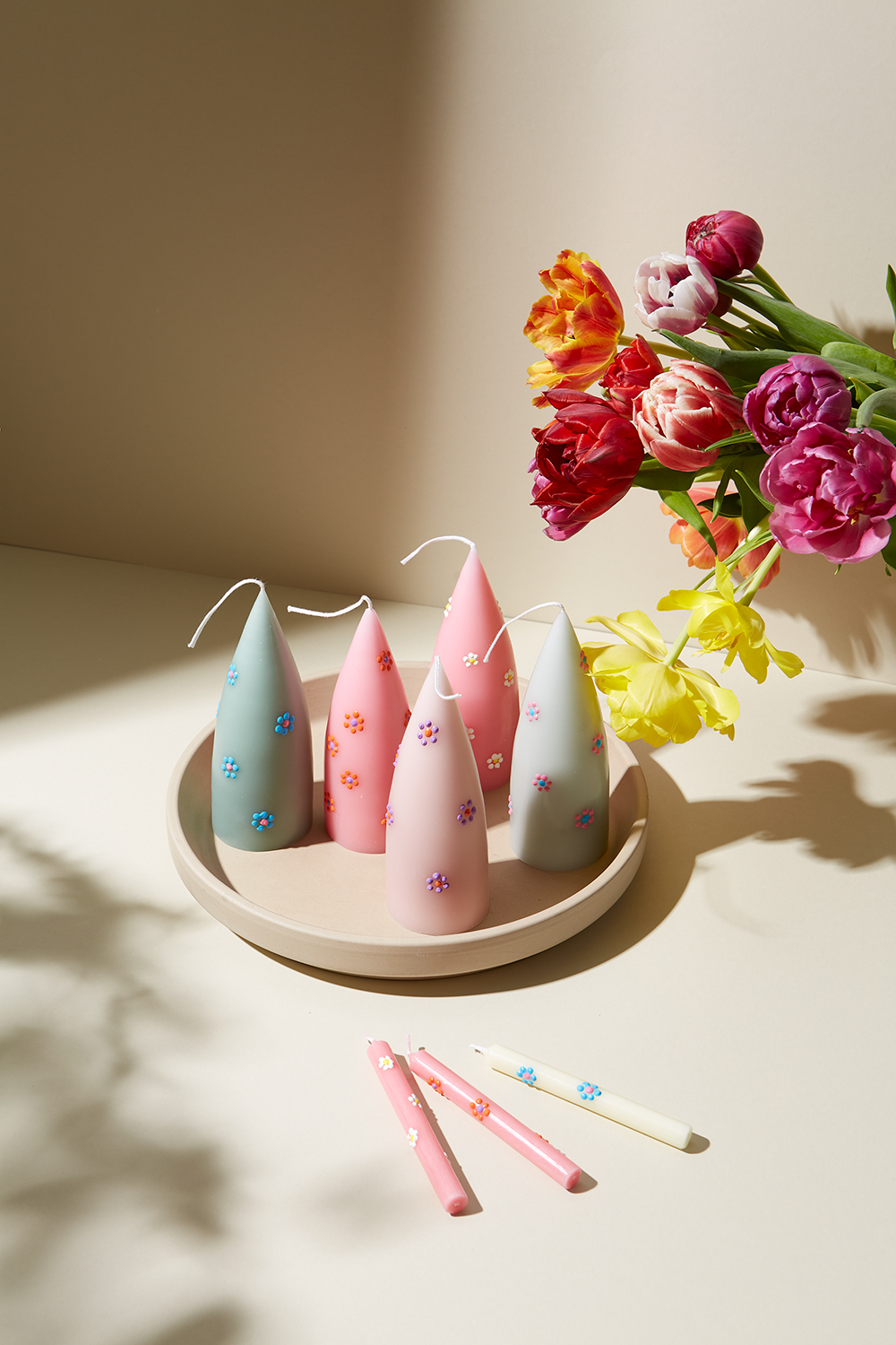 Consejo de regalo súper rápido: decora velas con dulces diseños de margaritas Consejo de regalo súper rápido: decora velas con dulces diseños de margaritas