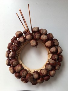 Corona de puerta con castañas. Corona de puerta con castañas.