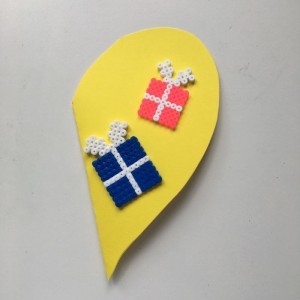 Diseña una invitación de cumpleaños con imágenes de cuentas termoadhesivas. Diseña una invitación de cumpleaños con imágenes de cuentas termoadhesivas.
