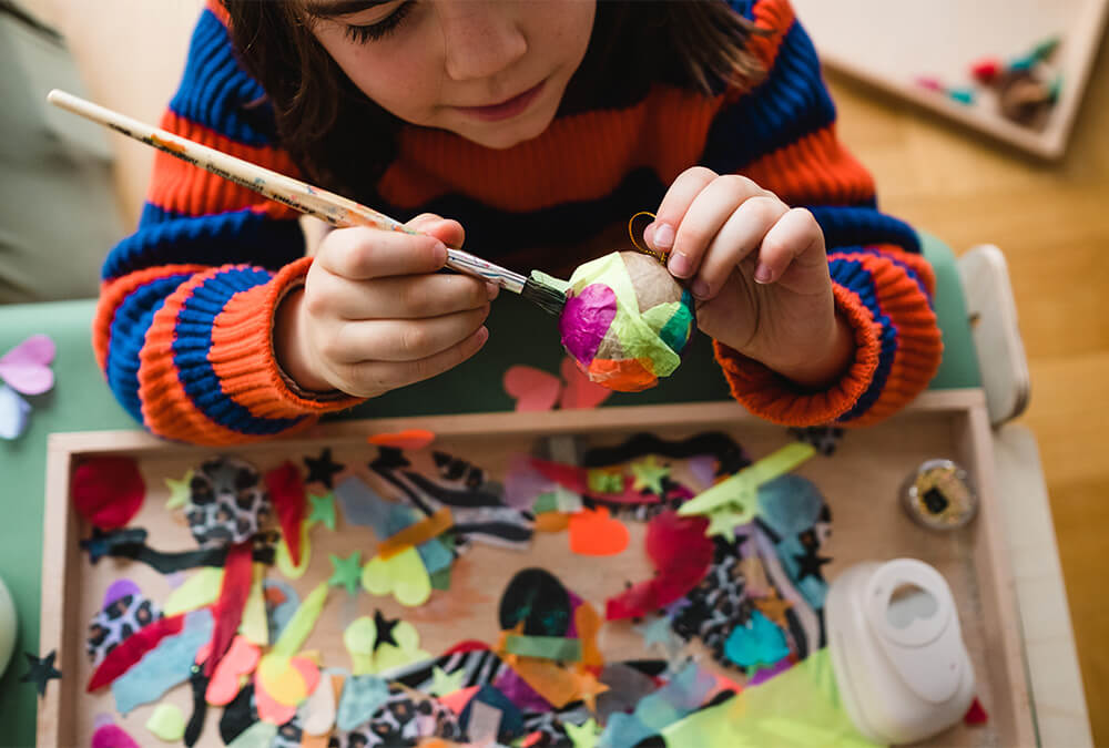 Fácil y colorido: decora bolas navideñas con papel de seda Fácil y colorido: decora bolas navideñas con papel de seda