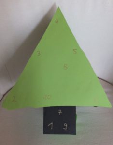 Haga calendarios de adviento con rollos de cartón utilizando materiales cotidianos