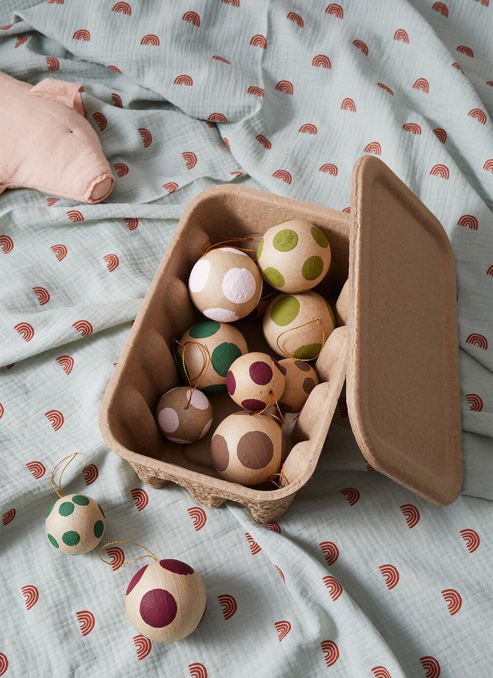 Haz bolas navideñas de lunares súper rápidas con los niños