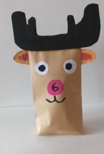 Haz un calendario de adviento de renos de papel.