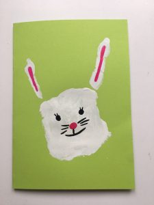 Impresión de la mano de la tarjeta de felicitación de Pascua Impresión de la mano de la tarjeta de felicitación de Pascua