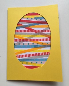 Los niños hacen tarjetas de Pascua. Los niños hacen tarjetas de Pascua.