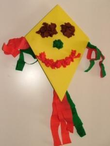 Plegar y pegar cometas con papel crepé Plegar y pegar cometas con papel crepé