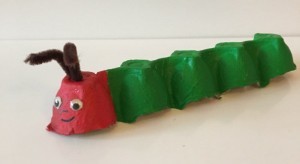 Una oruga voraz de cartón de huevos Una oruga voraz de cartón de huevos