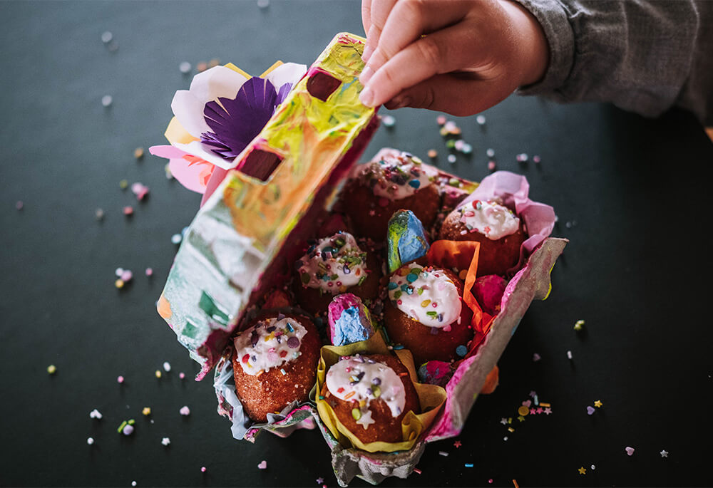 Una sorpresa rápida y dulce en un cartón de huevos. Una sorpresa rápida y dulce en un cartón de huevos.
