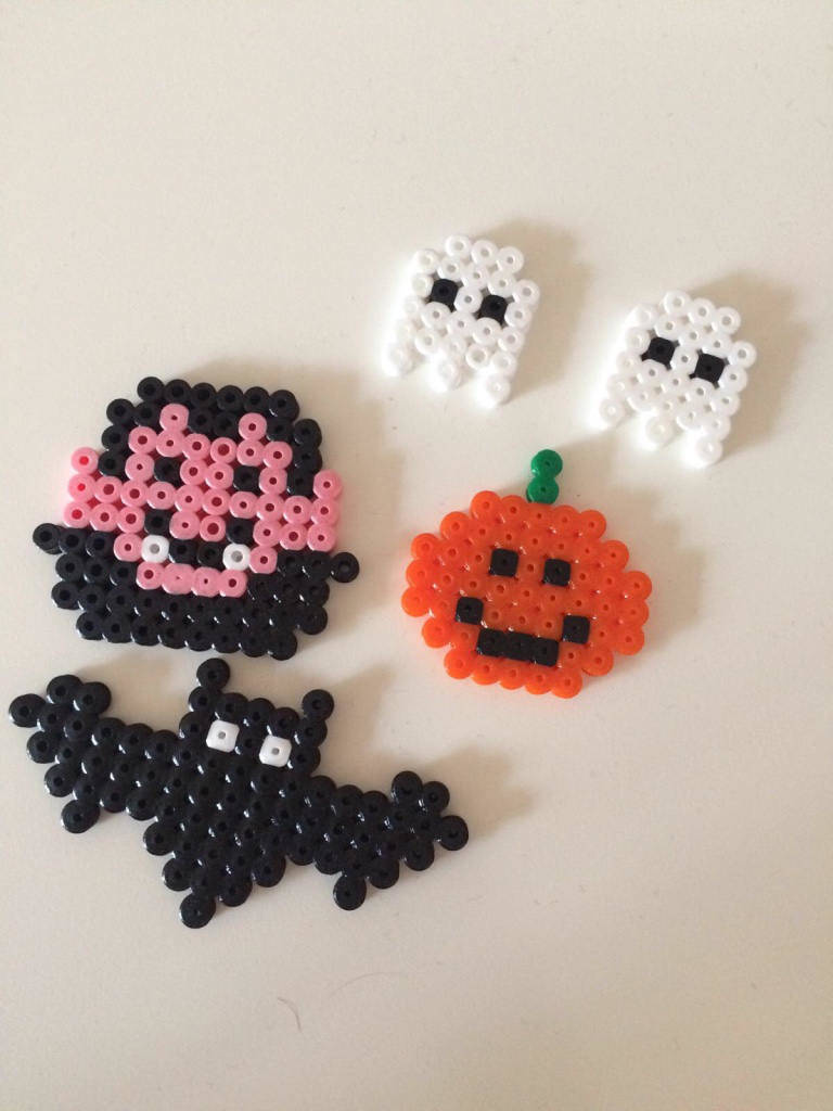 Decoración de mesa con cuentas de hierro. Decoración de mesa con cuentas de hierro.