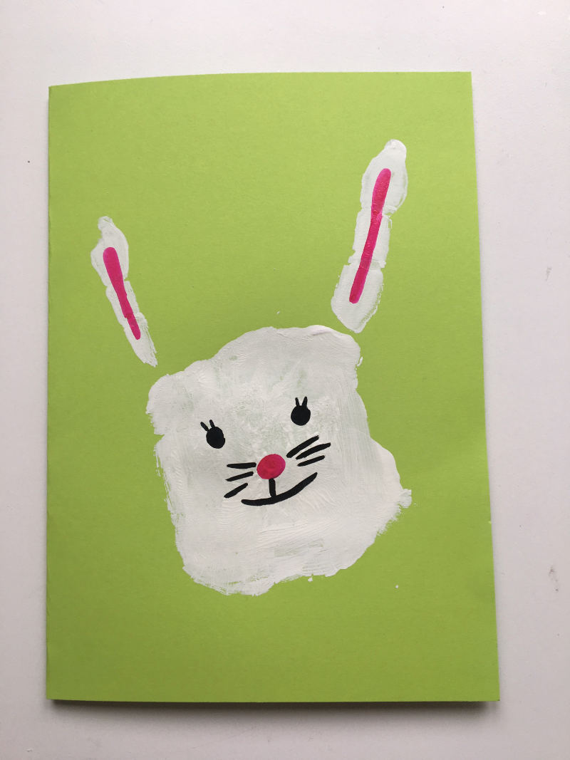 Impresión de la mano de la tarjeta de felicitación de Pascua Impresión de la mano de la tarjeta de felicitación de Pascua