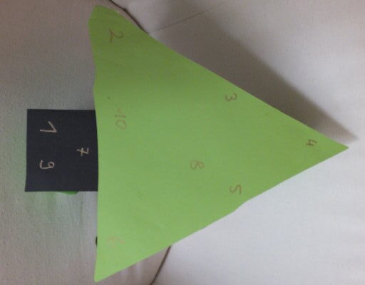 Haga calendarios de adviento con rollos de cartón utilizando materiales cotidianos