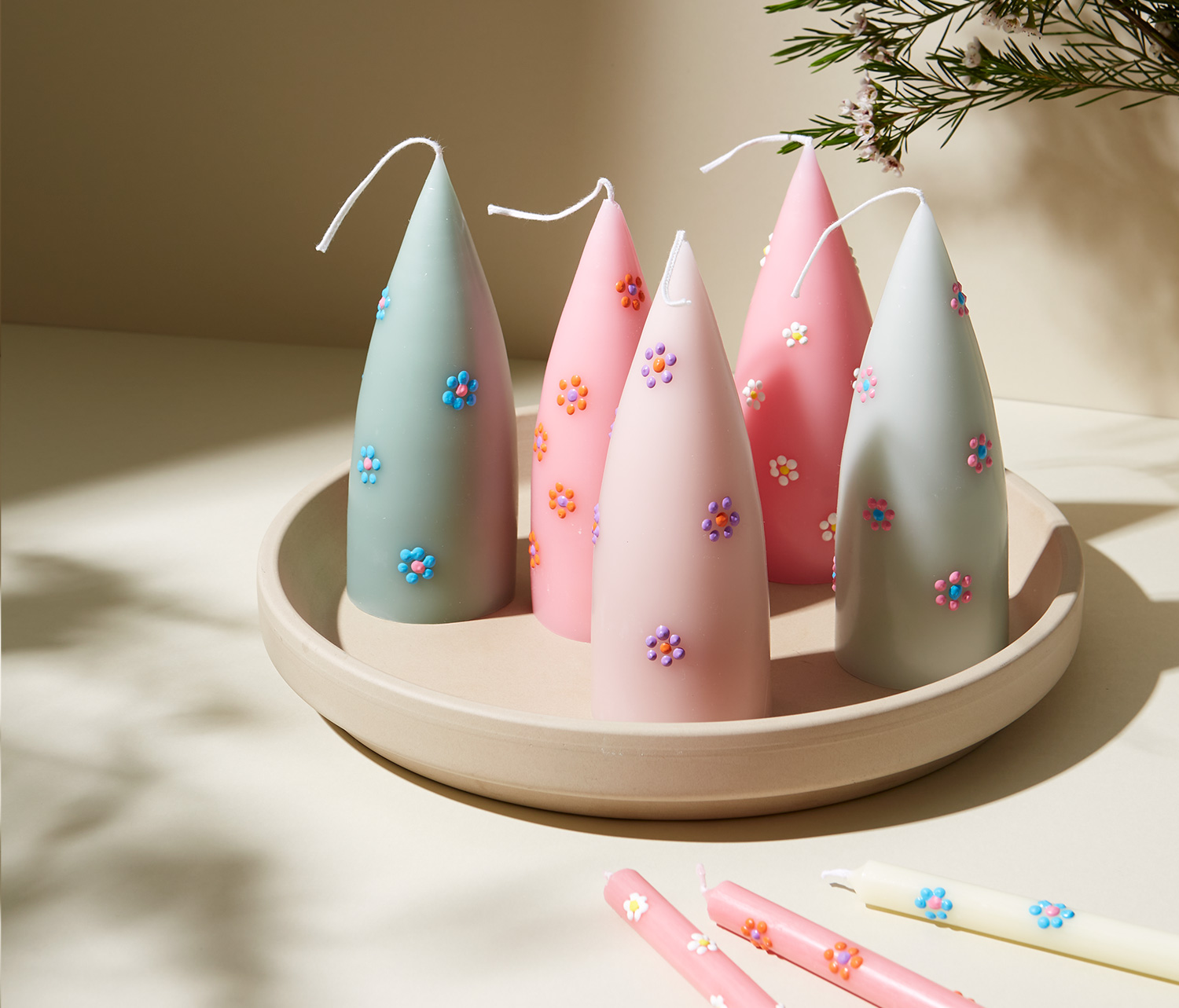 Consejo de regalo súper rápido: decora velas con dulces diseños de margaritas Consejo de regalo súper rápido: decora velas con dulces diseños de margaritas