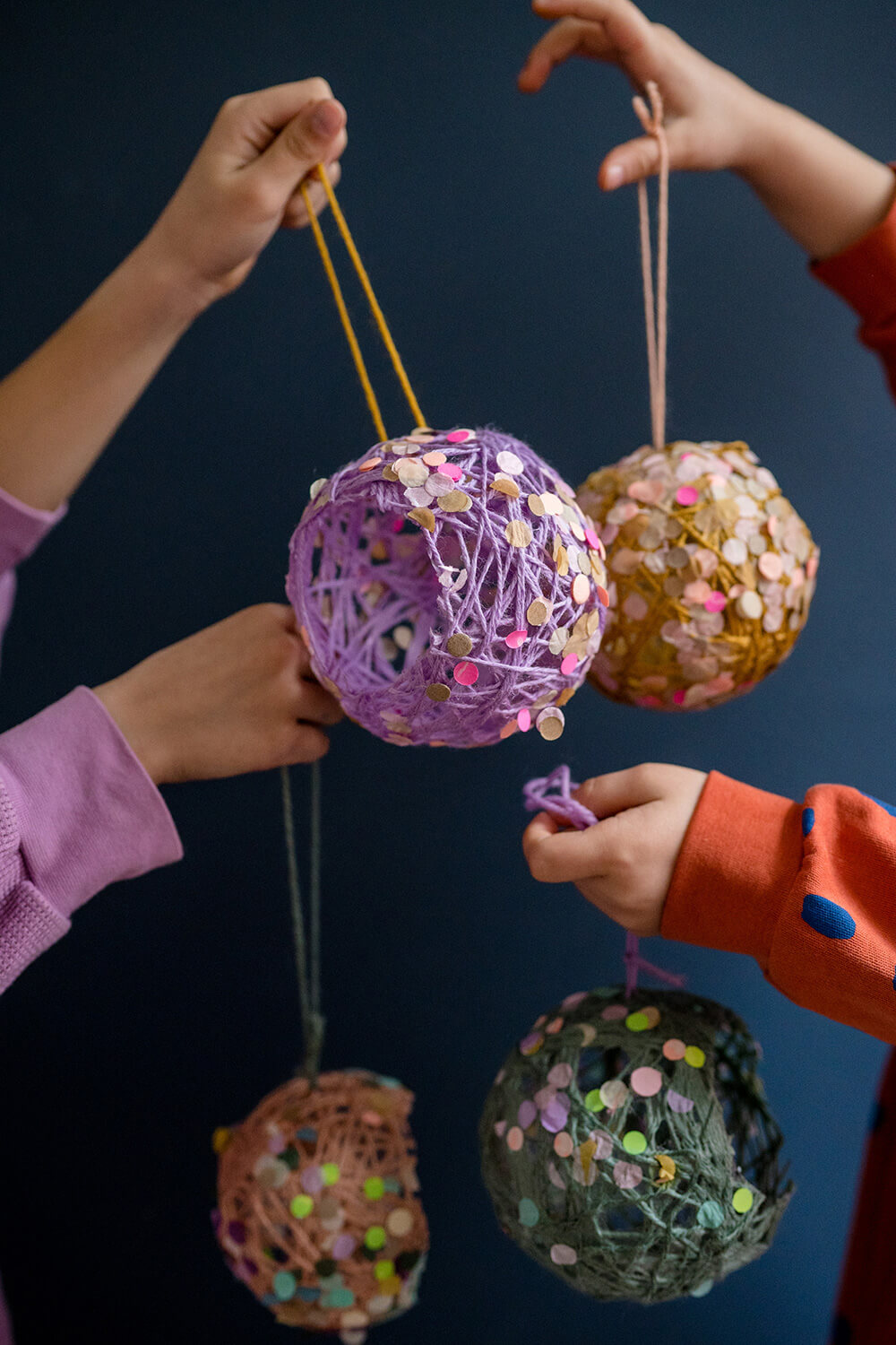 ¡Incrusta la fiesta! Hacemos cestas de Pascua con hilo y confeti. ¡Incrusta la fiesta! Hacemos cestas de Pascua con hilo y confeti.
